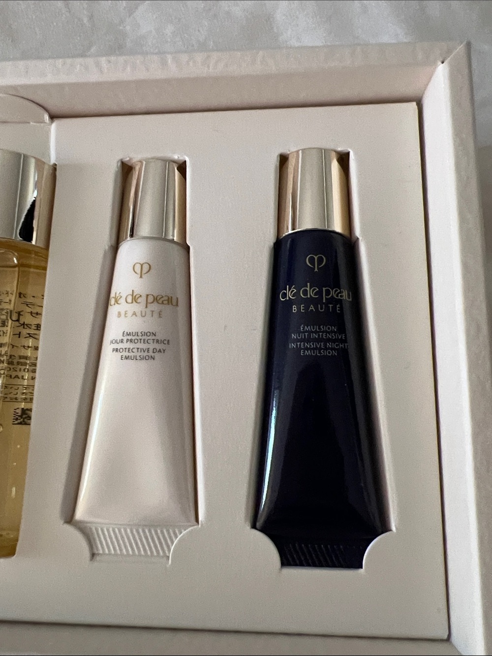 Cle de Peau mini key radiance care set serum day night cream lotion foam - Picture 8 of 15